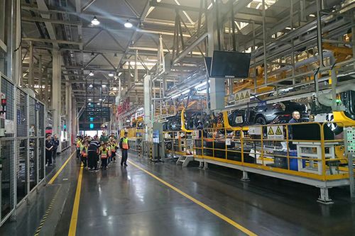 金山小學(xué) 兩江人民校園記者團(tuán)開展青少年研學(xué)活動 走進(jìn)長安汽車智慧工廠探訪科技奧秘